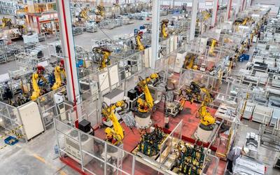 ▲资料图:某工厂内,全自动机器人高速运转生产汽车配件订单产品。图/新华社